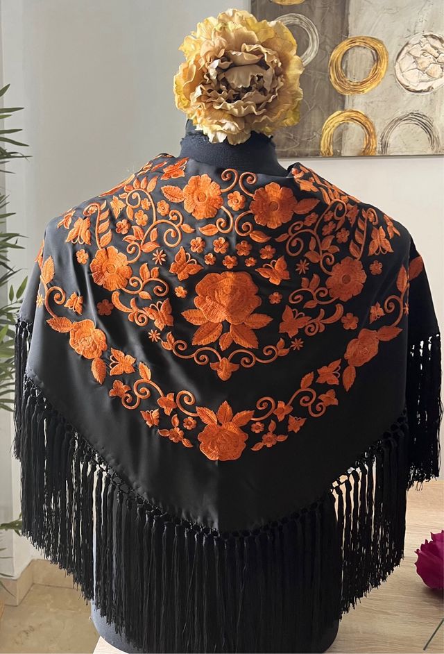 Mantoncillo bordado negro y naranja
