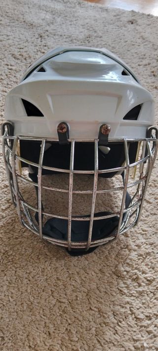 Casco de hockey con rejilla