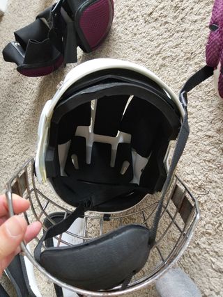 Casco de hockey con rejilla