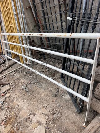 Barandilla metálica blanca