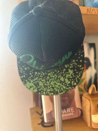 Cappello nero e verde