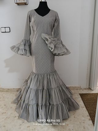 Traje de flamenca gris con lunares