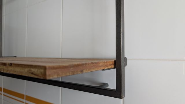 Estantería de madera y metal