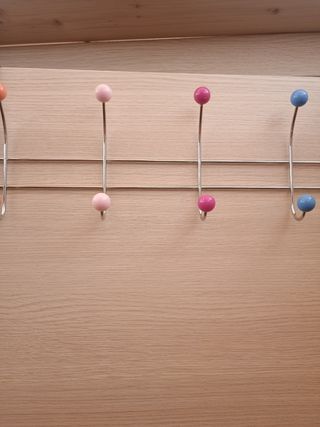 Appendiabiti con sfere colorate
