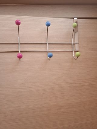 Appendiabiti con sfere colorate