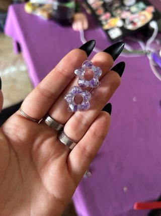 Pendientes de flor morados y plateados