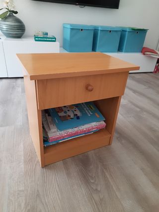 Mesita de noche fucsia