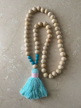 Collar de cuentas de madera con borla