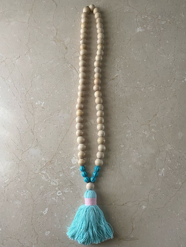 Collar de cuentas de madera con borla