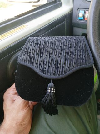 Bolso de fiesta negro con detalle de pedrería