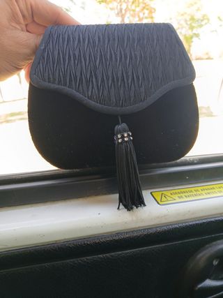 Bolso de fiesta negro con detalle de pedrería