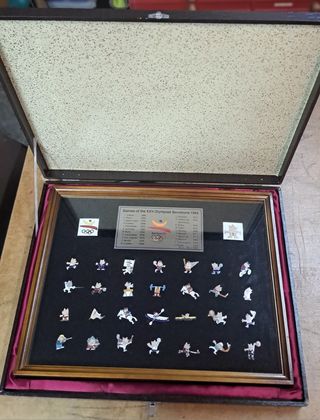 Cuadro de 30 Pins Cobi Barcelona 92 serie JAPON