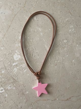 Collar con colgante de estrella rosa y blanca