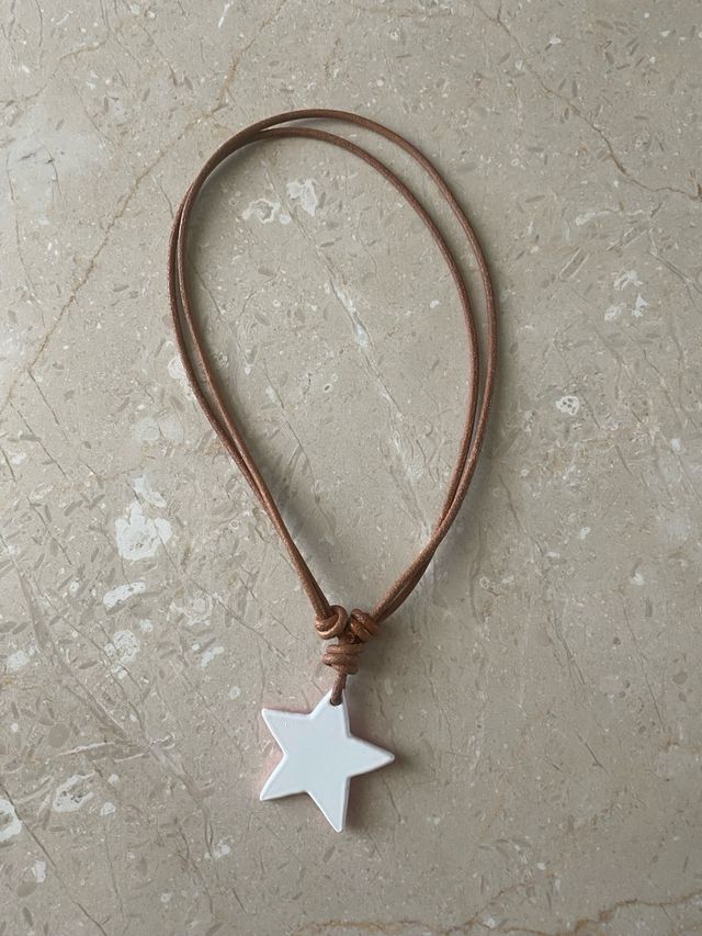 Collar con colgante de estrella rosa y blanca