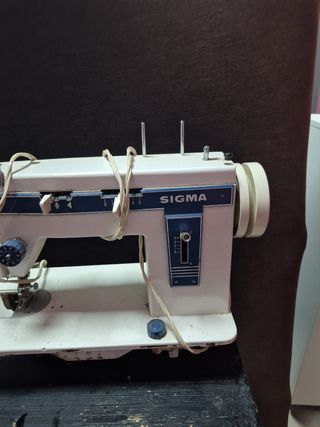Máquina de coser Sigma blanca