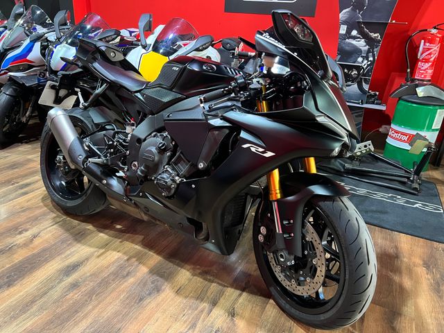 YAMAHA R1