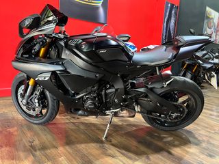 YAMAHA R1