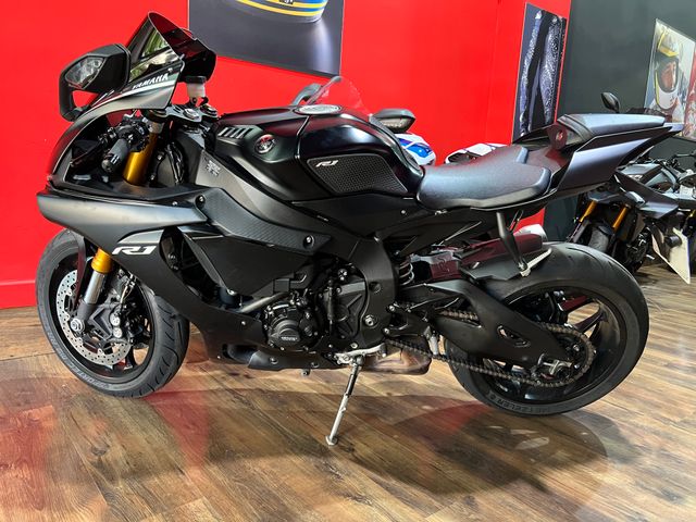 YAMAHA R1