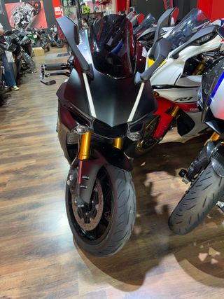 YAMAHA R1