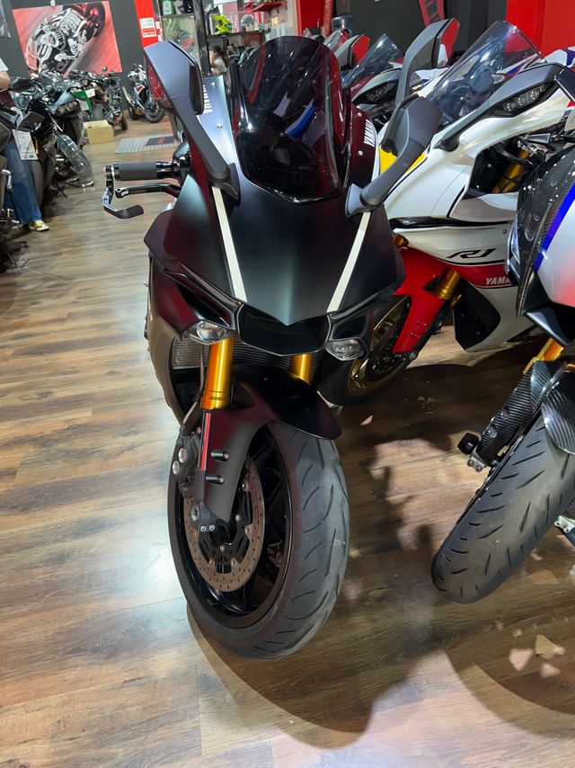 YAMAHA R1