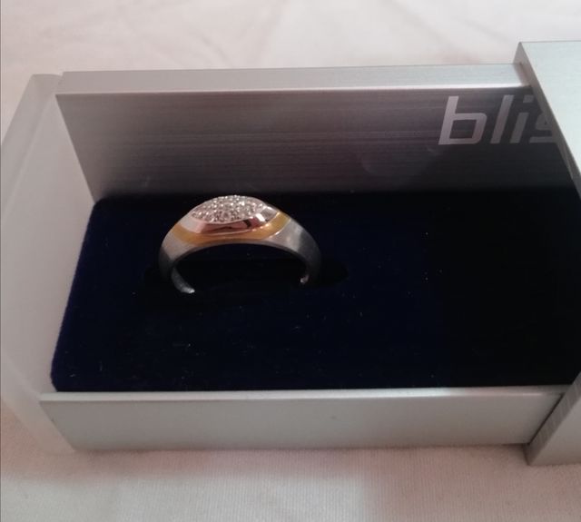 Anello Bliss oro bianco 18kt e zaffiro 0,26 ct