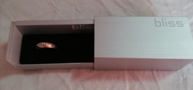 Anello Bliss oro bianco 18kt e zaffiro 0,26 ct