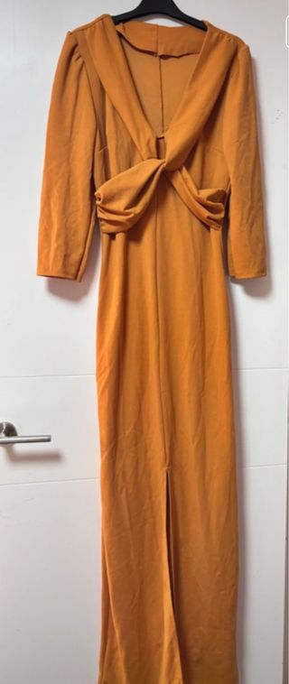 Vestido largo mostaza con abertura