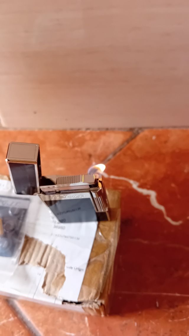 Mechero Dupont Negro y Dorado