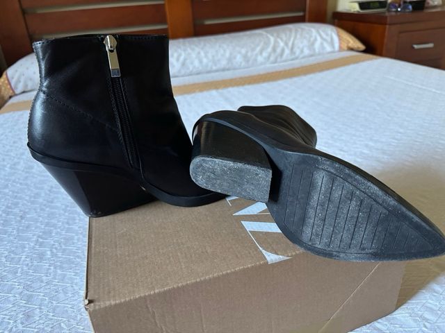 Botines negros de piel.
ZARA