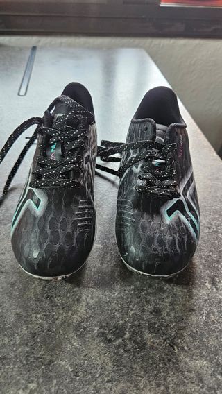 Botas de fútbol para niña