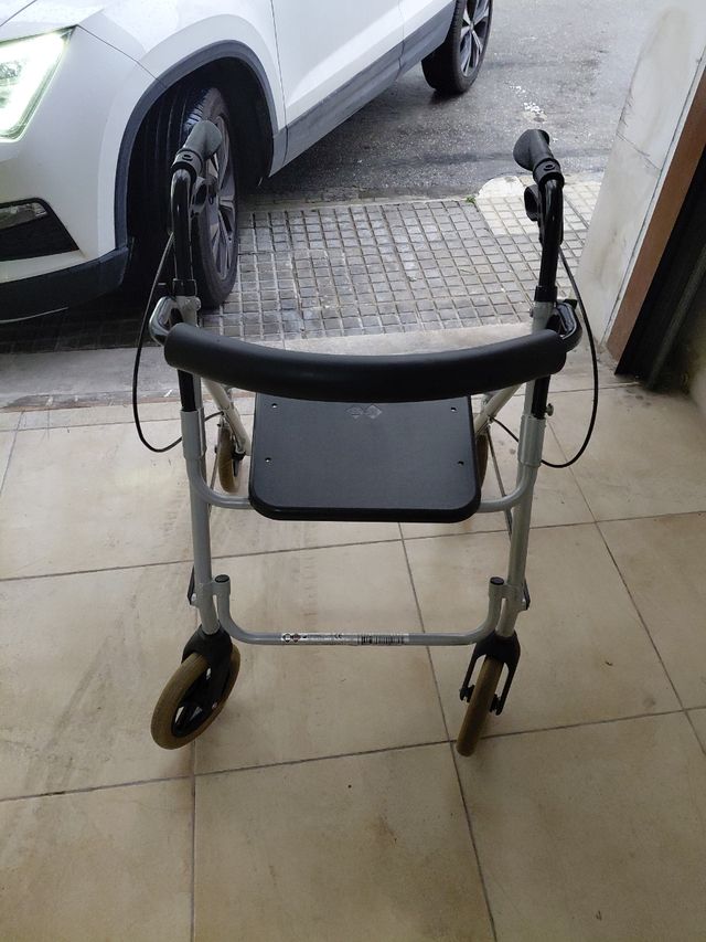 Andador con asiento y ruedas y frenos