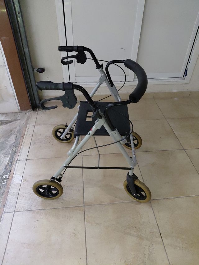 Andador con asiento y ruedas y frenos