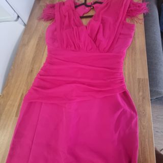 Vestido de fiesta rosa con plumas y drapeado