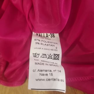 Vestido de fiesta rosa con plumas y drapeado