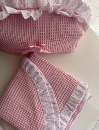 Arrullo y neceser rosa con topos