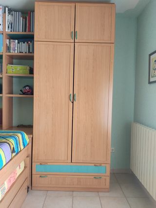 Mueble juvenil para dormitorio en buen estado.