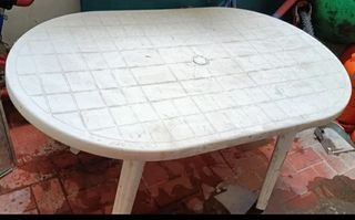 Mesa ovalada de plástico blanca