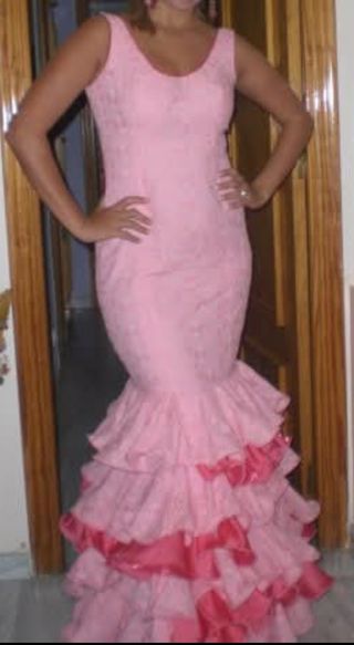 Vestido de flamenca rosa con volantes