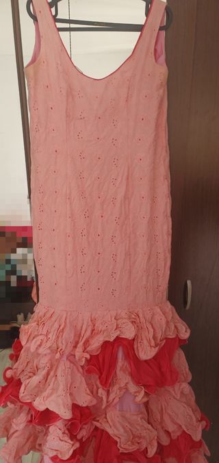 Vestido de flamenca rosa con volantes
