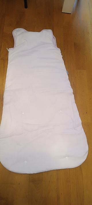 Saco de bebé rosa con jirafa, de NAFNAF.