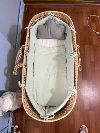 Moisés de mimbre con colchón, manta y cubre moises
