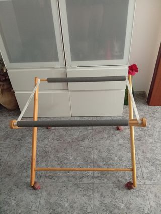 Moisés de madera con ruedas