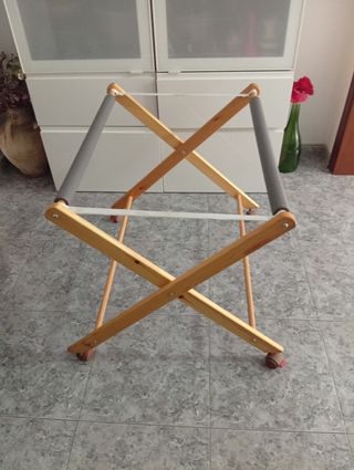 Moisés de madera con ruedas