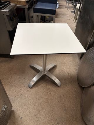 Mesa cuadrada blanca para interior/terraza