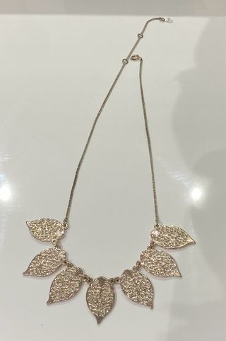 Collar dorado con hojas