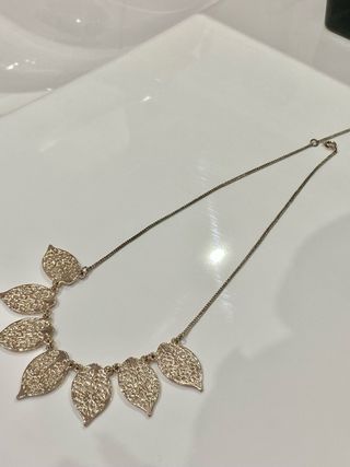 Collar dorado con hojas