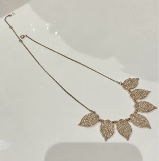 Collar dorado con hojas