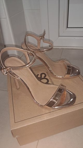 Sandalias doradas de tacón
