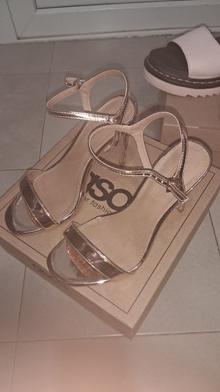 Sandalias doradas de tacón