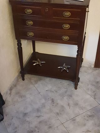 Mueble de madera con detalles dorados